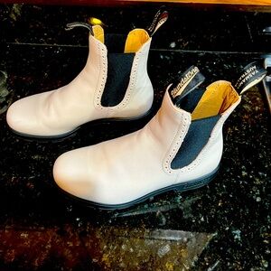 Women’s white/cream Blundstone boots, EUC size 9